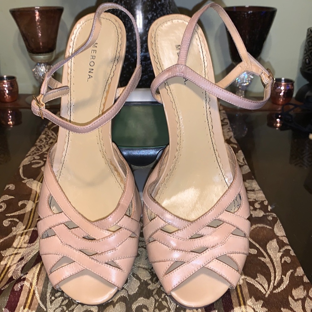 Gently loved women tan open toe wedge heel sandals with straps size 10.